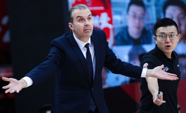 辛纳赛点兑现，俄克拉荷马城雷霆淘汰广厦男篮晋级四强，主帅激动落泪的简单介绍